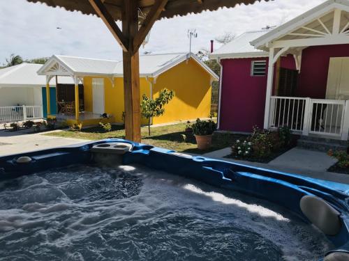 una piscina de agua en un patio junto a una casa en PARADIS DES SABLES en Les Galets