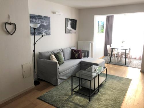salon z kanapą i stołem w obiekcie Rosie | Design | Chalet w mieście Bad Kleinkirchheim