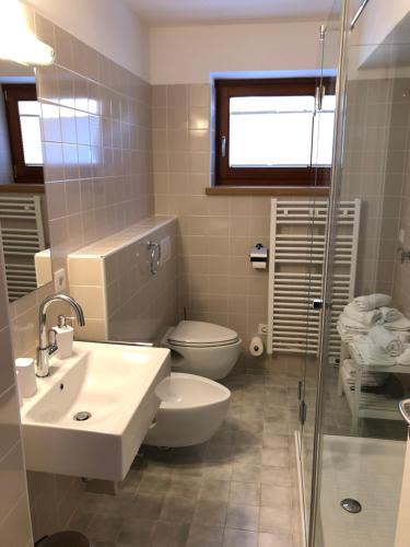 łazienka z toaletą, umywalką i prysznicem w obiekcie Rosie | Design | Chalet w mieście Bad Kleinkirchheim