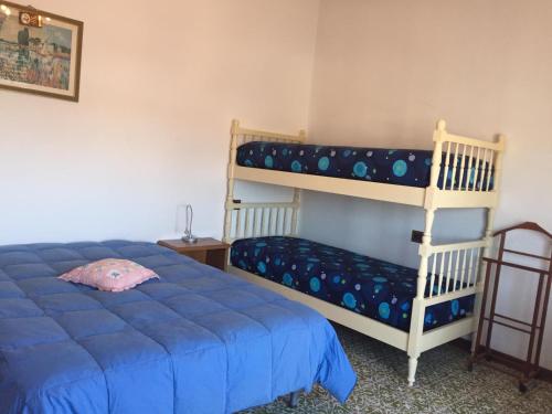 1 dormitorio con 2 literas y 1 cama azul en Casa Donatella, en Marina di Massa
