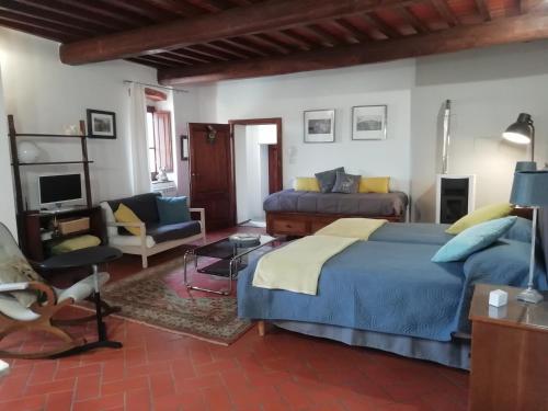 sypialnia z łóżkiem i salon w obiekcie Il ghiro w mieście Montevarchi