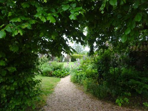 Κήπος έξω από το Rose Barn - Adorable country home with private pool