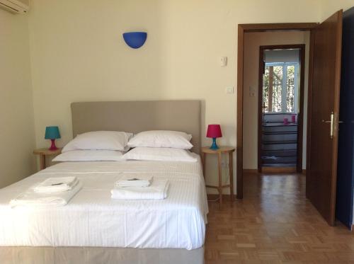 een slaapkamer met een bed met twee handdoeken erop bij AMANTA PLACE in Athene