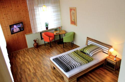 Schlafzimmer mit einem Bett, einem Tisch und Stühlen in der Unterkunft Hotel-Cafe Maxx in Lengerich