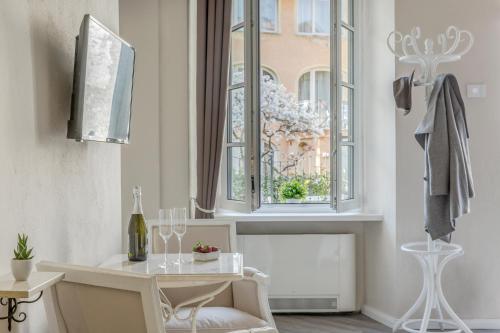 - un salon avec une table et une fenêtre dans l'établissement B&B Magnolia, à Cannobio