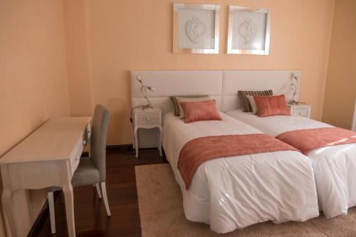 ポンバルにあるTelesico Residenciaのベッドルーム1室(ベッド2台、デスク、デスク付)