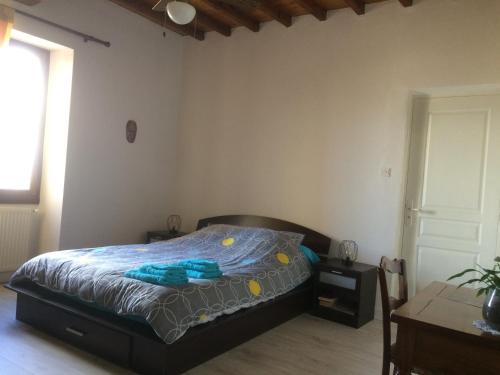 Castelnau-de-MontmiralにあるChambre chez l'habitantのベッドルーム1室(青い枕のベッド1台付)
