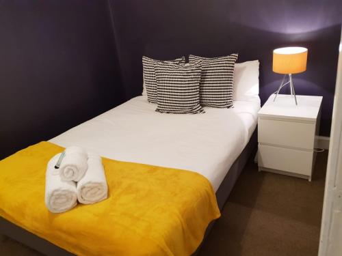 Ένα ή περισσότερα κρεβάτια σε δωμάτιο στο Modern Broughton Apartment - Walk to City Centre and St James Quarter