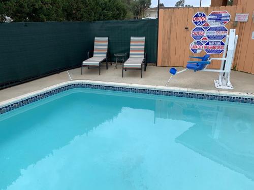 Der Swimmingpool an oder in der Nähe von Rancho California Inn Temecula