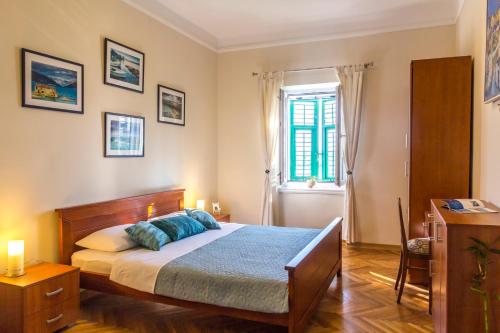 Un pat sau paturi într-o cameră la Apartman Natalia