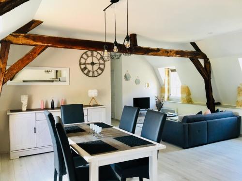 une salle à manger et un salon avec une table et des chaises dans l'établissement 4 Rue Jean Jaurès, à Sarlat-la-Canéda