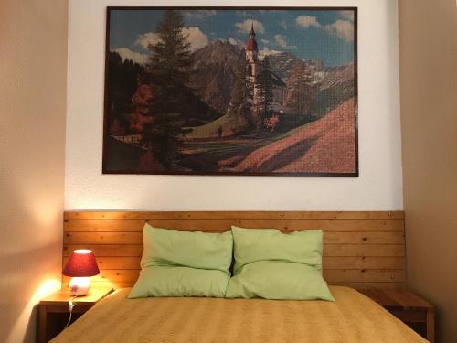 une peinture au-dessus d'un lit dans une chambre dans l'établissement Pied télécabine avec parking couvert, T2 bis 5 personnes., à Cauterets