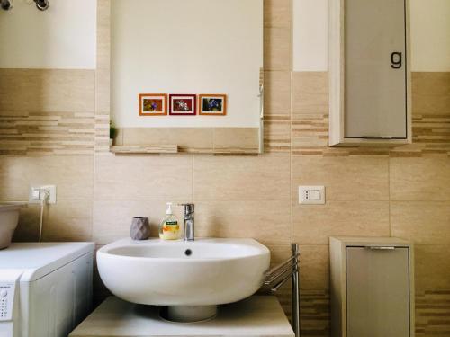 A bathroom at Heidi's Apartment
