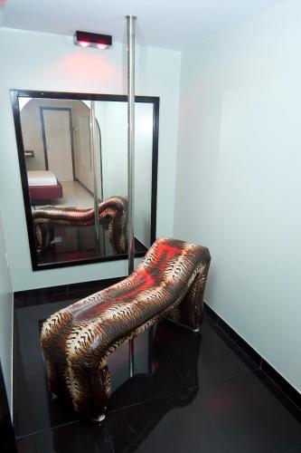 a stool in front of a mirror in a room at MOTEL 3 PEIXINHOS (Adults Only) in Blumenau