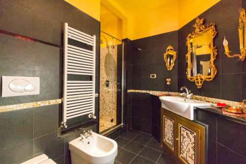 a bathroom with a sink and a toilet at Tenuta Pian D'Attesio - Agriturismo in Castelletto Soprano