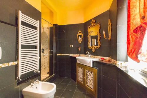 a bathroom with a sink and a toilet at Tenuta Pian D'Attesio - Agriturismo in Castelletto Soprano