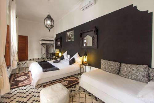 Una cama o camas en una habitación de Riad 53 Fes - Luxury Oasis