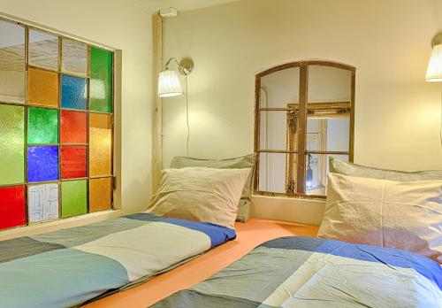 
A bed or beds in a room at Lavender Circus Apartments

