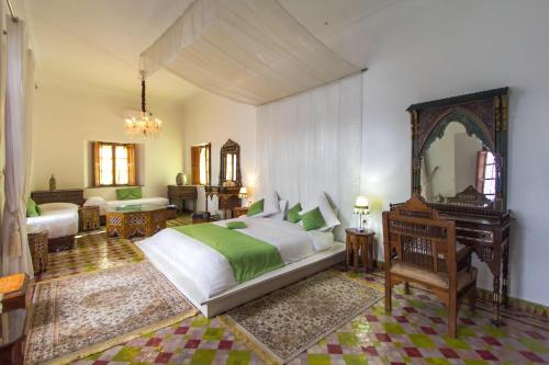 Postel nebo postele na pokoji v ubytování Riad 53 Fes - Luxury Oasis