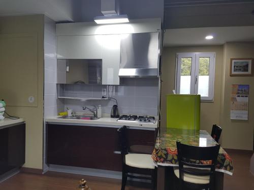 Una cocina o cocineta en The Castle Stay