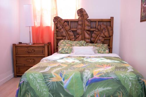 Voodi või voodid majutusasutuse Cocoplum Rest N Hideaway #1 toas