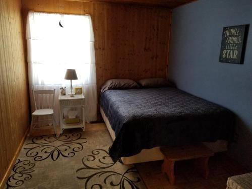 เตียงในห้องที่ Black Mountain Recreational Area Vacation Rental