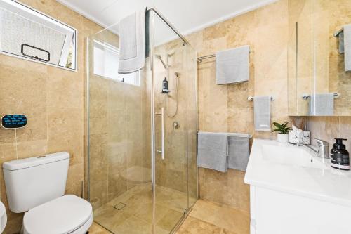 ein Bad mit einer Dusche, einem WC und einem Waschbecken in der Unterkunft Hollow Tree Farm in Toowoomba