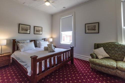 Säng eller sängar i ett rum på The Corner Hotel Alexandra