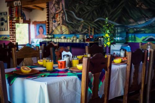 una mesa con platos de comida en la parte superior en Rancho Cabañas San Isidro en Cerocahuí