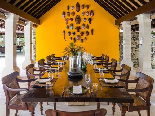 una sala da pranzo con un grande tavolo e sedie di Sira Beach House a Tanjung