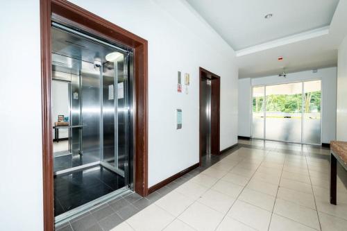 Gambar di galeri bagi Chic Condominium Studio building A di Pantai Karon