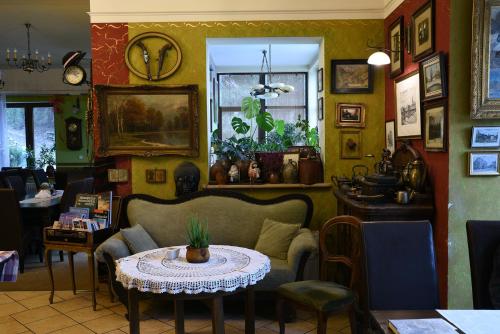 a living room with a couch and a table at Willa Pod Dobrym Humorem in Miedzygorze