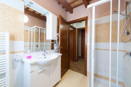 a bathroom with a sink and a shower at I Giardini di Elencosta in Rilievo