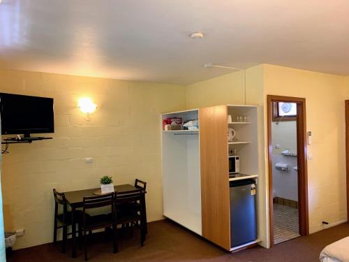 Η κουζίνα ή μικρή κουζίνα στο Mountain Creek Motel Bar & Restaurant