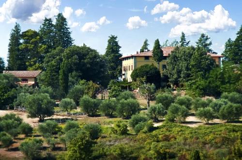 a house in the middle of a garden at Agriturismo Villa Gorgognano in Certaldo