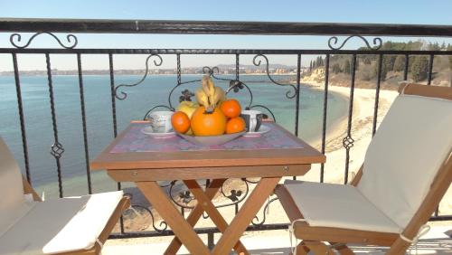 Un balcón o terraza de Akrotiria Beach Apart Complex