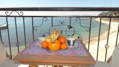 un plato de fruta en una mesa en un balcón en Akrotiria Beach Apart Complex en Nesebar