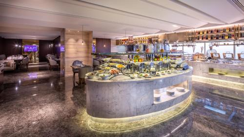 a bar in a restaurant with a buffet at Braira Al Nakheel in Riyadh