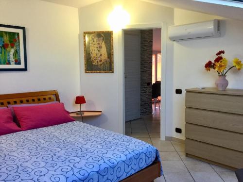 een slaapkamer met een bed en een dressoir bij Appartamento Oristano città in Oristano