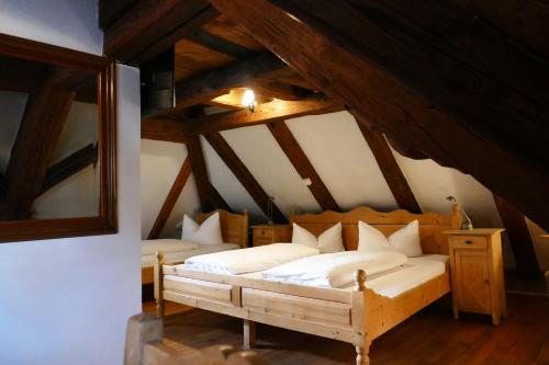 Postel nebo postele na pokoji v ubytování Hotel zum schwarzen Ross und Gutmann Zur Post
