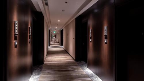 a hallway in a building with brown walls and a hallwayngth at Braira Al Nakheel in Riyadh