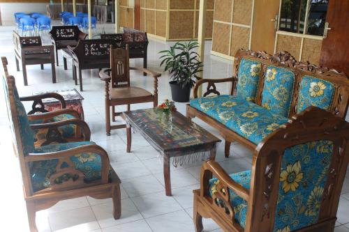 a room with several chairs and tables and a table at Pondok Wisata dan Restoran Elim in Waingapu