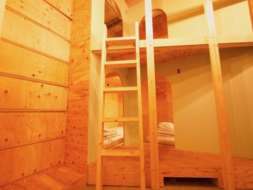 Ishigaki Guesthouse HIVE في جزيرة إيشيغاكي: غرفة مع أسرة بطابقين في كابينة