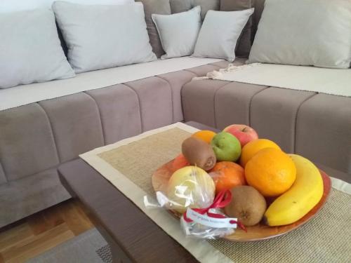 een fruitschaal op een tafel naast een bank bij Apartment Laća in Vrnjačka Banja