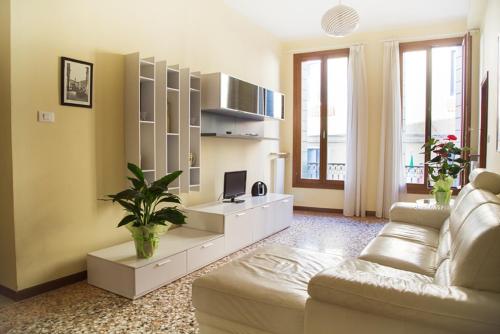 sala de estar con sofá blanco y mesa en Ca' Geremia Apartment, en Venecia