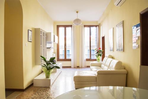 sala de estar con sofá y mesa en Ca' Geremia Apartment, en Venecia