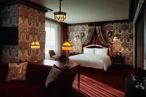 Un pat sau paturi într-o cameră la L'Escape Hotel