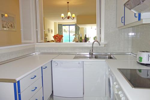 Kuchyňa alebo kuchynka v ubytovaní Marbella House Apartamento Duplex