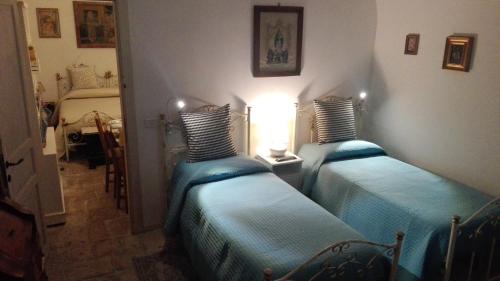 2 blaue Betten in einem Zimmer mit einem Schlafzimmer in der Unterkunft Villa Longo de Bellis in Bari