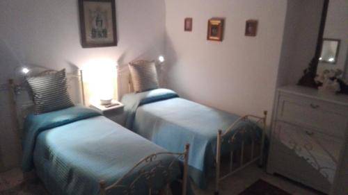 1 Schlafzimmer mit 2 Betten und einer Kommode in der Unterkunft Villa Longo de Bellis in Bari